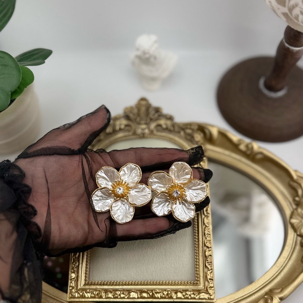 Ivory Floral Statement Earrings – Vintage-Inspired Elegance - Picture 12 of 13